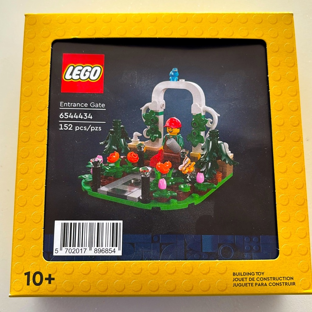 New in box Lego entrance gate part 654-4434